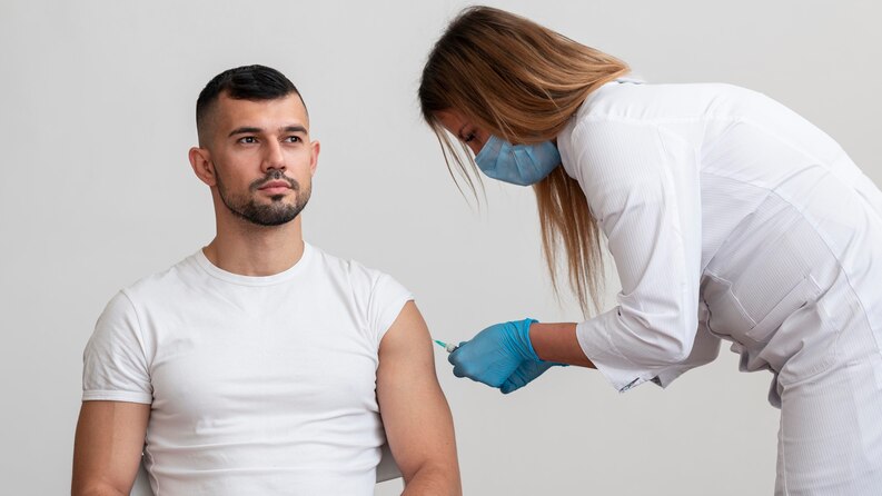 [fpdl.in]_doctor-vaccinating-patient_23-2148741041_medium.jpg